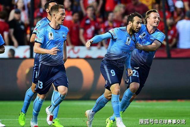 王哲林内线接球转身时失误，遭遇脱手困扰